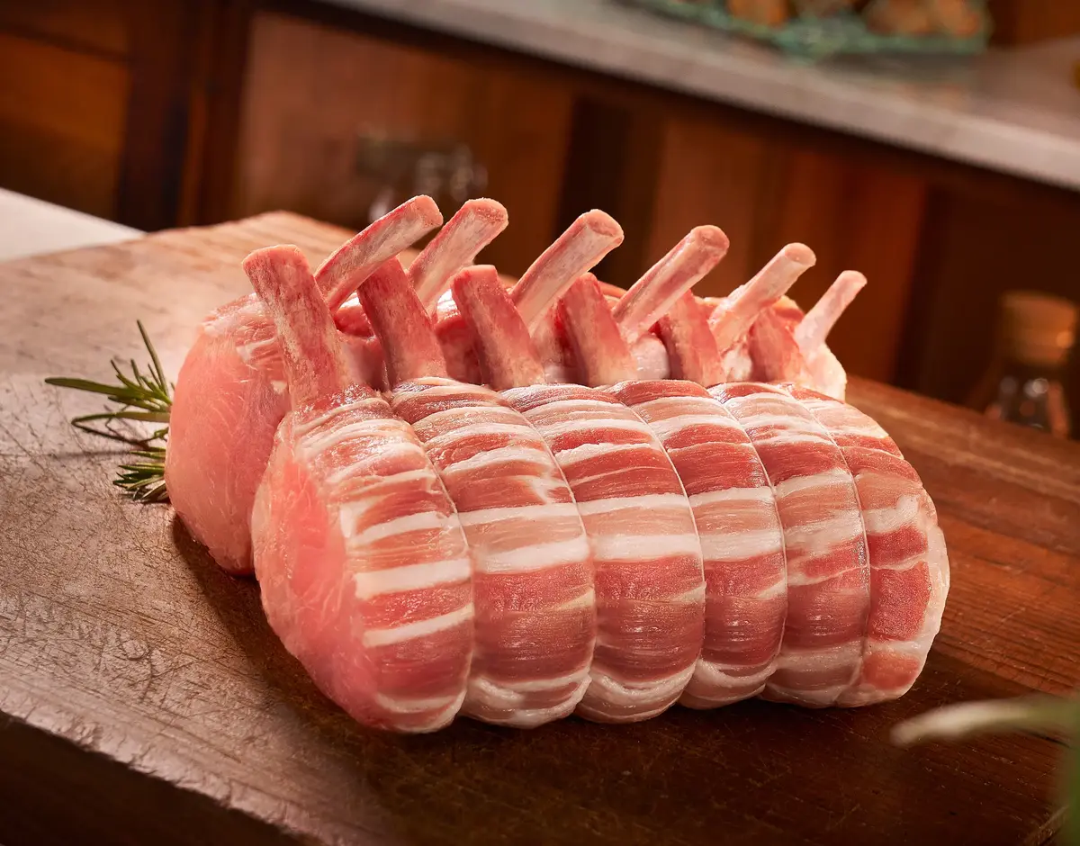 Schweinsrack im Speckmantel